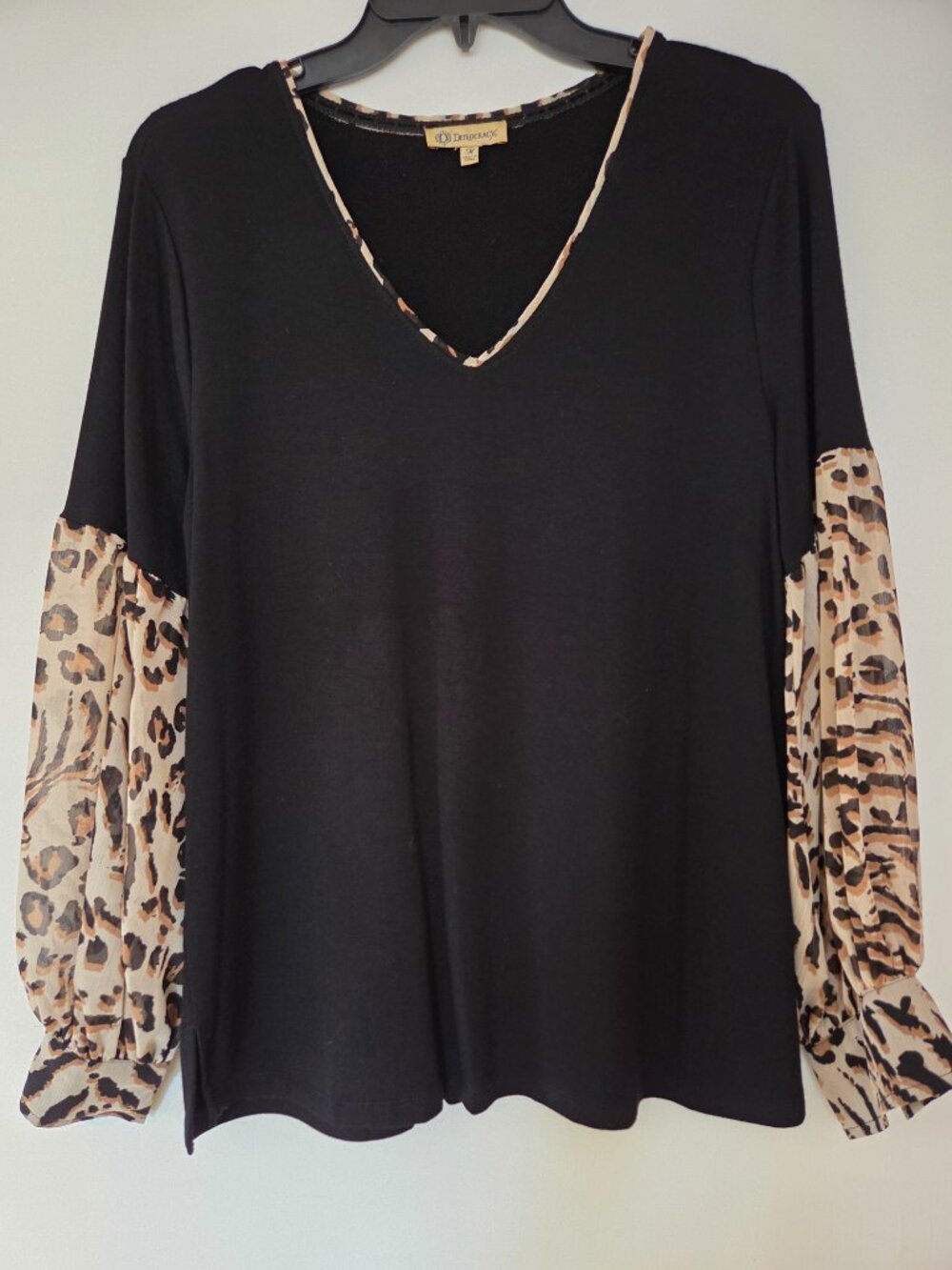 Democracy Women’s M Blouse Top Leopard Accent Long Sleeve V-Neck Knit Feminine
